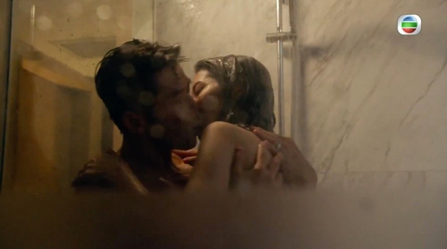 Hết cảnh 18+ trong phòng ngủ, Trần Mẫn Chi và Đường Vân Long tiếp tục diễn cảnh nóng trong nhà tắm.
