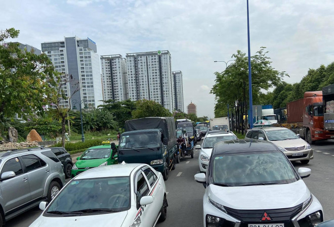 Trong đó, các tuyến đường dẫn vào cảng Cát Lái như xa lộ Hà Nội, Mai Chí Thọ, Đồng Văn Cống… TP Thủ Đức đông nghẹt, các phương tiện nối đuôi nhau di chuyển hết sức khó khăn.