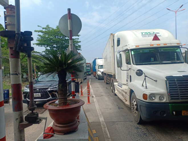 Cửa ngõ TPHCM ùn tắc nghiêm trọng trước thềm nghỉ lễ 30/4-1/5 - 7