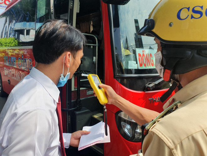 Lực lượng chức năng đo nồng độ cồn và kiểm tra hành chính tài xế