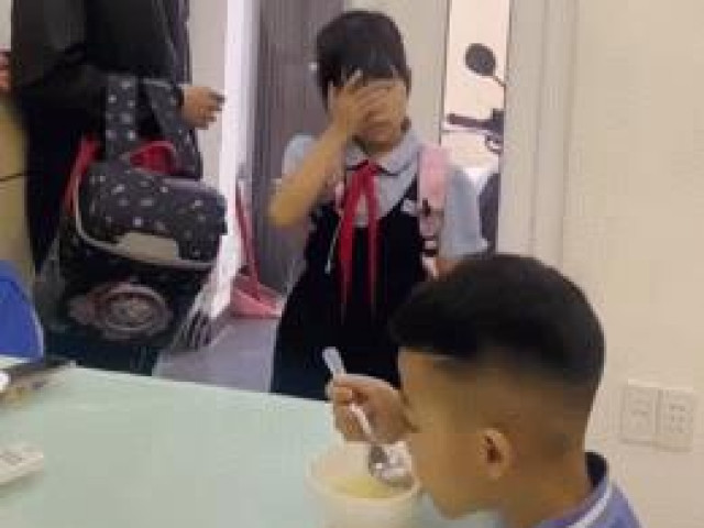 Bạn trẻ - Cuộc sống - Video: Sắp muộn học mà em trai ăn mãi không xong, chị "tung chiêu” xử lý cực gọn