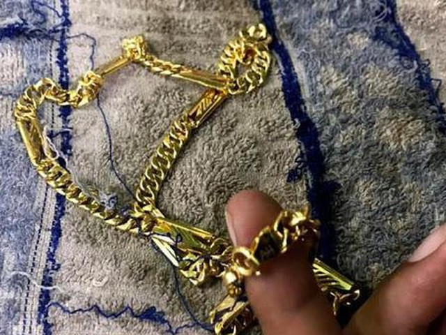 Pháp luật - Tưởng khách sộp, chủ hiệu vàng bị giật phắt 2 sợi dây chuyền