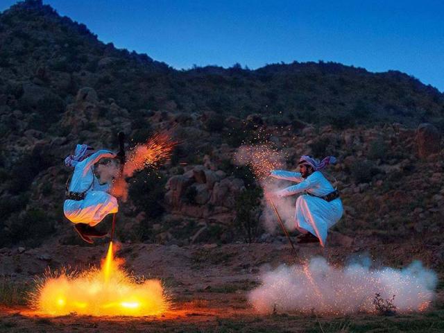 Du lịch - Điệu nhảy truyền thống kỳ lạ của người Ả Rập có sử dụng súng khiến du khách ngạc nhiên