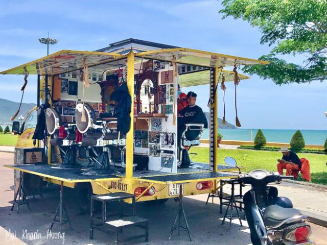 Du lịch - Quy Nhơn: Thử một lần cắt tóc trên chiếc xe lưu động bên bờ biển, tại sao không?