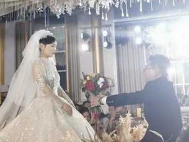 Phi thường - kỳ quặc - Chú rể sốt ruột chạy quanh cánh đồng, ai nấy khó hiểu nhưng nghe nguyên nhân thì cười ngất