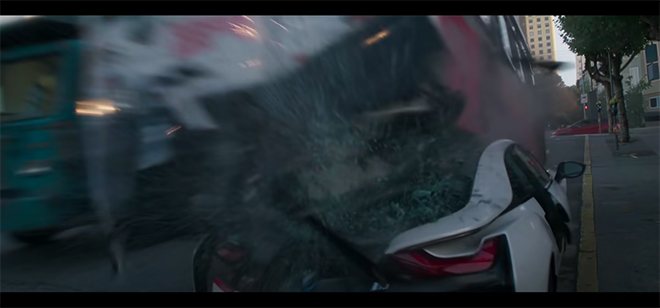 BMW i8 bị xe bus lấn qua nát bẹp trong phim mới của Marvel - 7