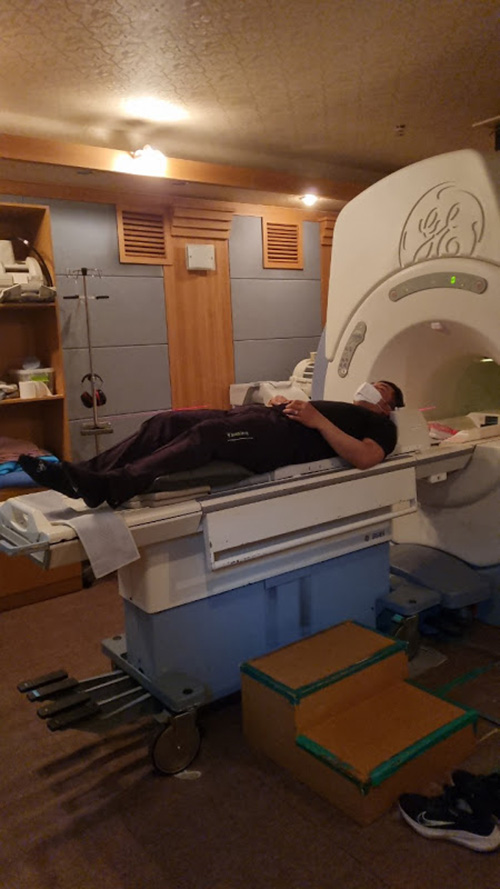 Sau khi chụp MRI lưng và mua thuốc, Te Fung nở nụ cười đầy tích cực và nghỉ ngơi theo đúng hướng dẫn của bác sĩ để có thể trở lại hành trình trong thời gian sớm nhất.