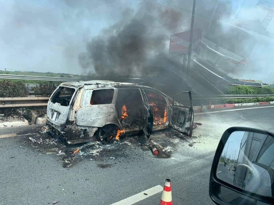 Clip: Xe ô tô 7 chỗ bốc cháy ngùn ngụn trên cao tốc Pháp Vân-Cầu Giẽ - 1