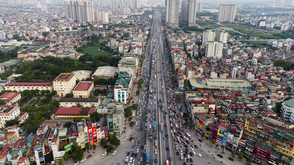 Hôm nay 29/4, kết thúc ngày làm việc cuối cùng trước kỳ nghỉ lễ 30/4-1/5, hàng nghìn người dân Hà Nội vội vã đổ ra các bến xe để về quê nghỉ lễ.