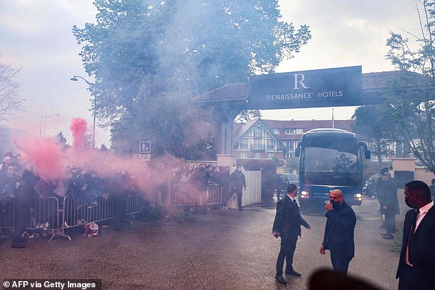 Fan PSG liều mạng tụ tập, tạo khung cảnh như “địa ngục" đón tiếp Man City - 7