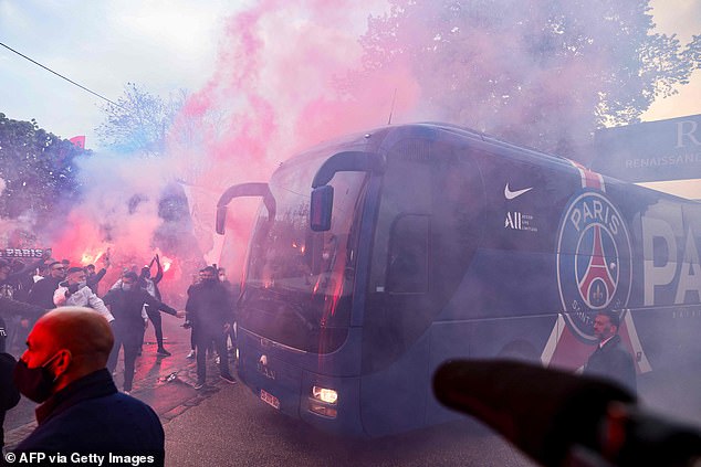 Fan PSG liều mạng tụ tập, tạo khung cảnh như “địa ngục" đón tiếp Man City - 8