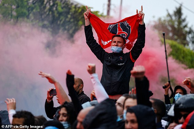 Fan PSG liều mạng tụ tập, tạo khung cảnh như “địa ngục" đón tiếp Man City - 3