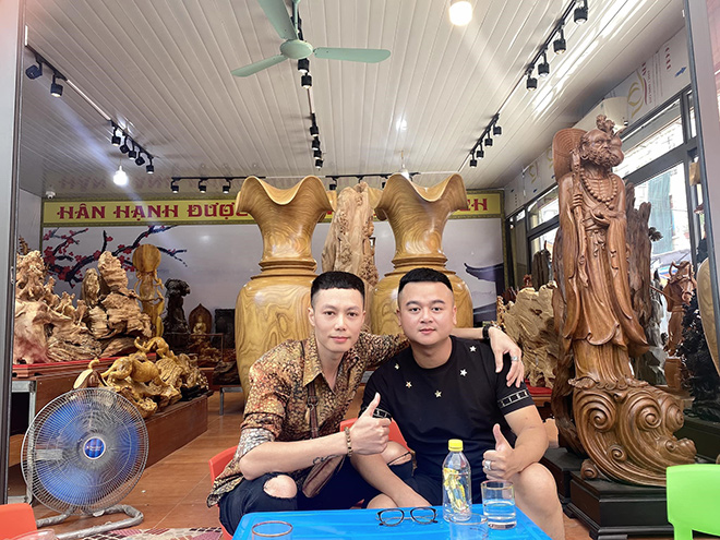 Anh Đỗ Phi Đình bên tác phẩm tượng gỗ mỹ nghệ của doanh nghiệp mình