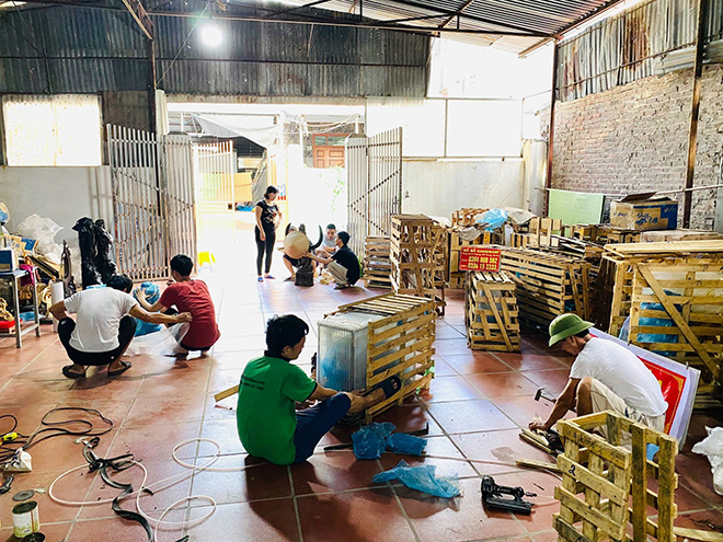 Xưởng mộc của anh Đình luôn tấp nập với đơn đặt hàng từ khắp nơi