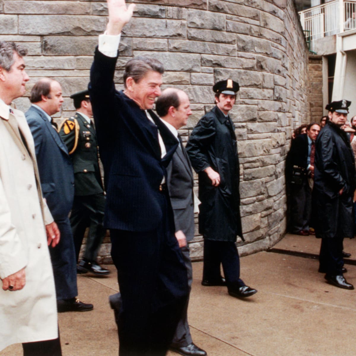 Ông&nbsp;Ronald Reagan vẫy chào đám đông ngay trước thời điểm vụ ám sát xảy ra. Ảnh: Biography