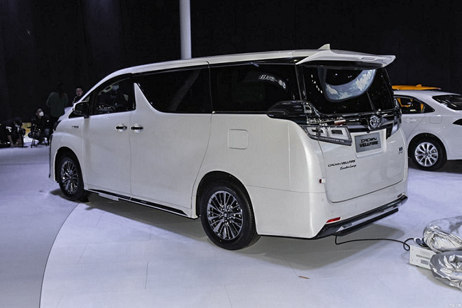 Xe sang Toyota Crown có thêm biến thể minivan cực ngầu - 3