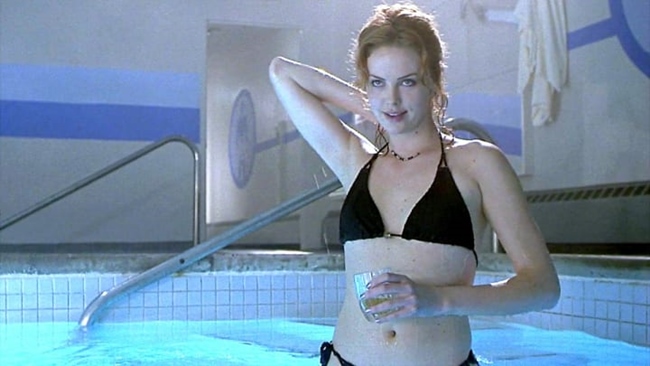 Là người đẹp không ngại đóng cảnh khỏa thân, Charlize Theron từng gây được chú ý khi diễn cảnh thoát y táo bạo ở bể bơi trong Reindeer Games (2000).
