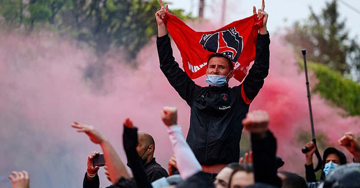 Fan PSG liều mạng tụ tập, tạo khung cảnh như “địa ngục" đón tiếp Man City