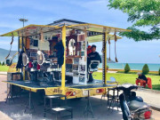 Du lịch - Quy Nhơn: Thử một lần cắt tóc trên chiếc xe lưu động bên bờ biển, tại sao không?