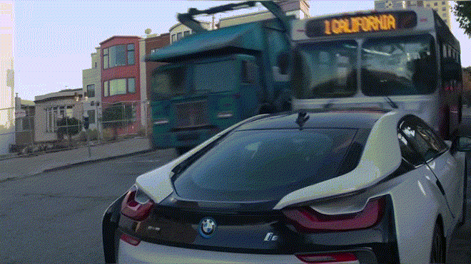 BMW i8 bị xe bus lấn qua nát bẹp trong phim mới của Marvel - 1