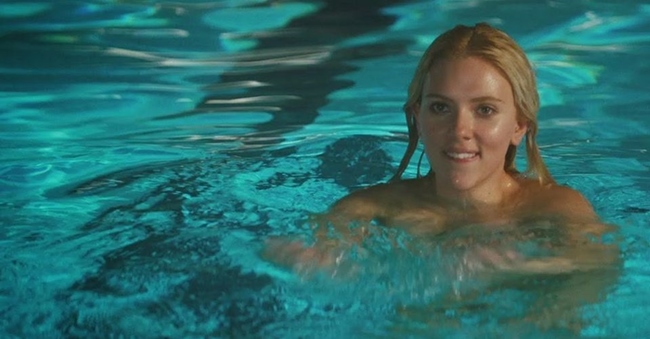 Bộ phim từng lọt top doanh thu cao nhất năm 2009 có vô số cảnh phim gợi cảm của kiều nữ Scarlett Johansson.
