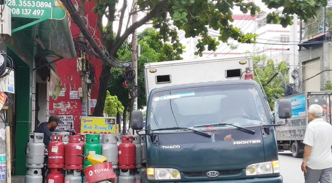 Một cửa hàng đang nhập gas về bán