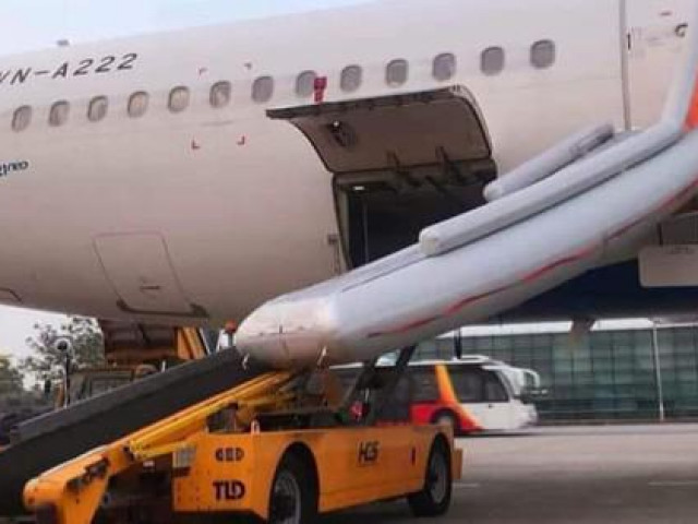 Tin tức trong ngày - Khách mở cửa thoát hiểm máy bay ở Nội Bài làm bung phao cứu sinh