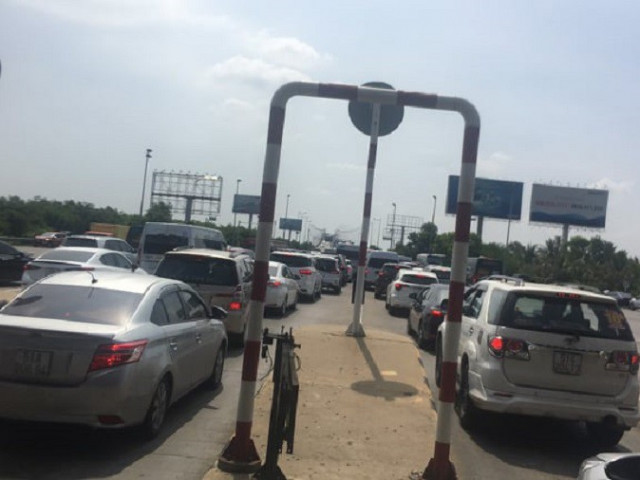 Tin tức trong ngày - Cao tốc tắc 8km, BOT không xả trạm dù CSGT nhiều lần yêu cầu