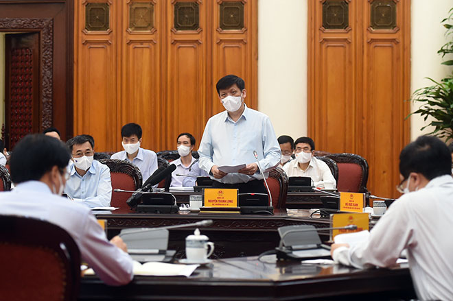 Bộ trưởng Bộ Y tế Nguyễn Thanh Long báo cáo tại cuộc họp - Ảnh: VGP