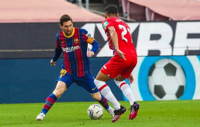 Trận thua tai hại trước Granada khiến Barca gặp bất lợi trong cuộc đua vô địch