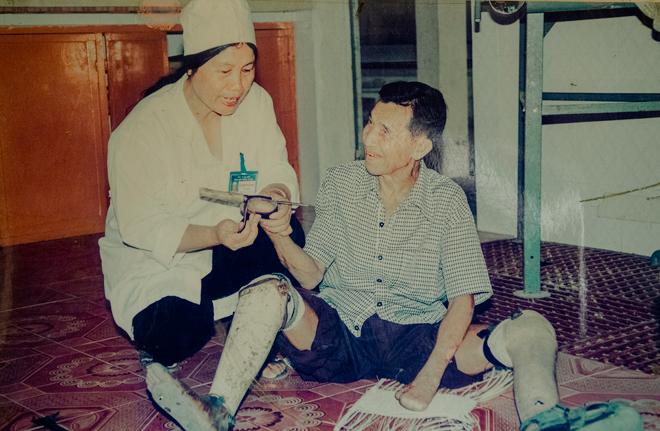 Bà Xuân tự đo và đóng từng đôi dép cho các bệnh nhân