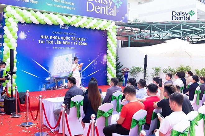 Hàng trăm khách hàng đã đến từ sớm để tham dự khai trương cũng như trải nghiệm dịch vụ cao cấp tại Nha khoa Quốc tế Daisy.