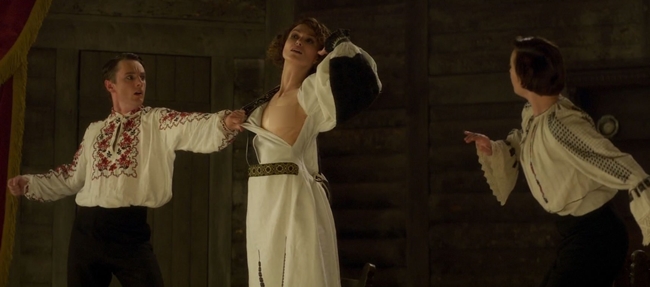 Cảnh bán khỏa thân táo bạo của Knightley trong phim.
