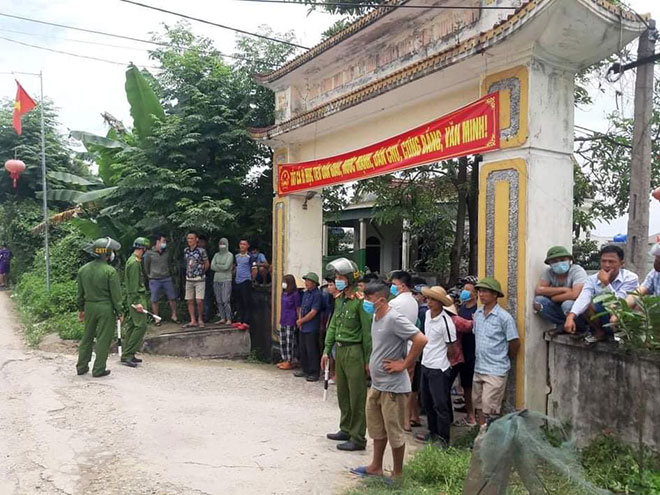 Lực lượng chức năng phong toả lối dẫn vào nhà ông Phú vào sáng 30/4