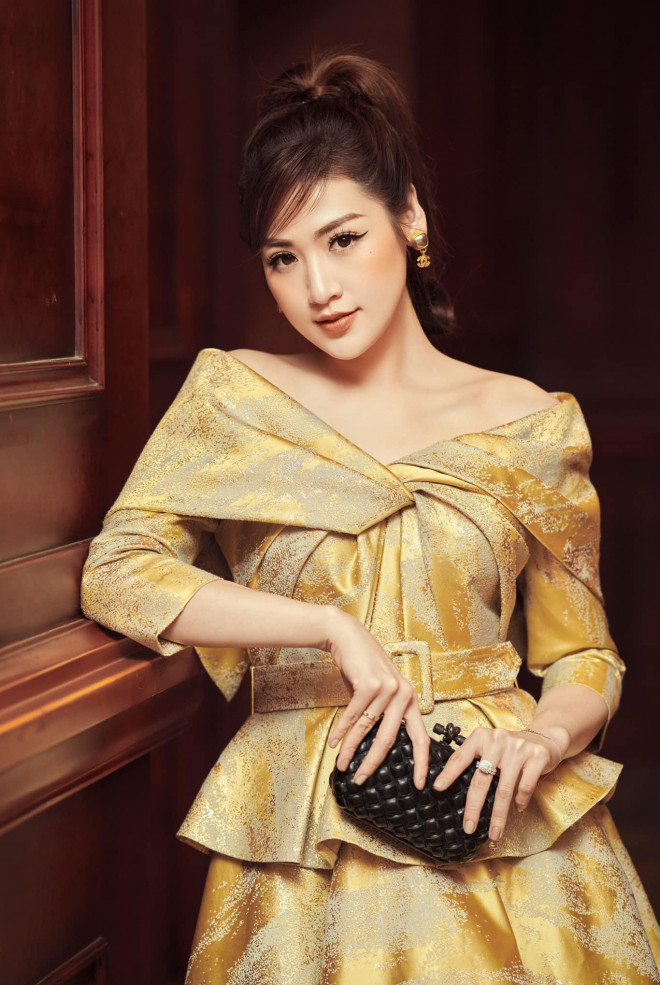 Nhan sắc &#39;thăng hạng&#39; ngày càng xinh đẹp của Á hậu Tú Anh sau khi sinh quý tử đầu lòng - 11