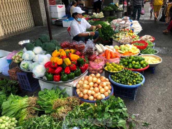 Nhiều mặt hàng rau củ quả, trái cây, thịt cá... dịp lễ không tăng giá