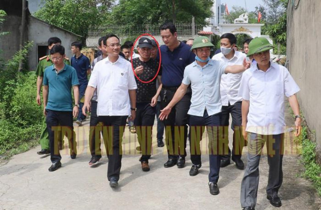 Lực lượng chức năng không còng tay Phú lúc đưa từ nhà riêng ra xe (Ảnh THANNA)