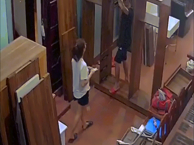 Bạn trẻ - Cuộc sống - Clip: Anh chồng cao tay "chôm tiền" của vợ đánh rơi "gây sốt"