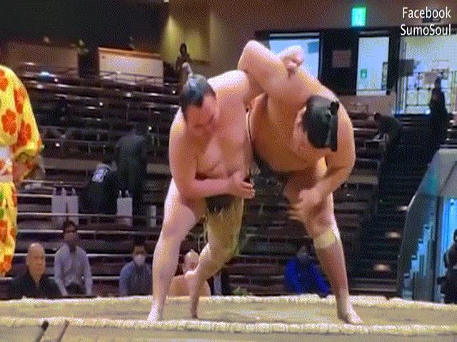 Thế giới - Video: Hãi hùng khoảnh khắc đô vật sumo đập đầu xuống đất, tử vong sau một tháng