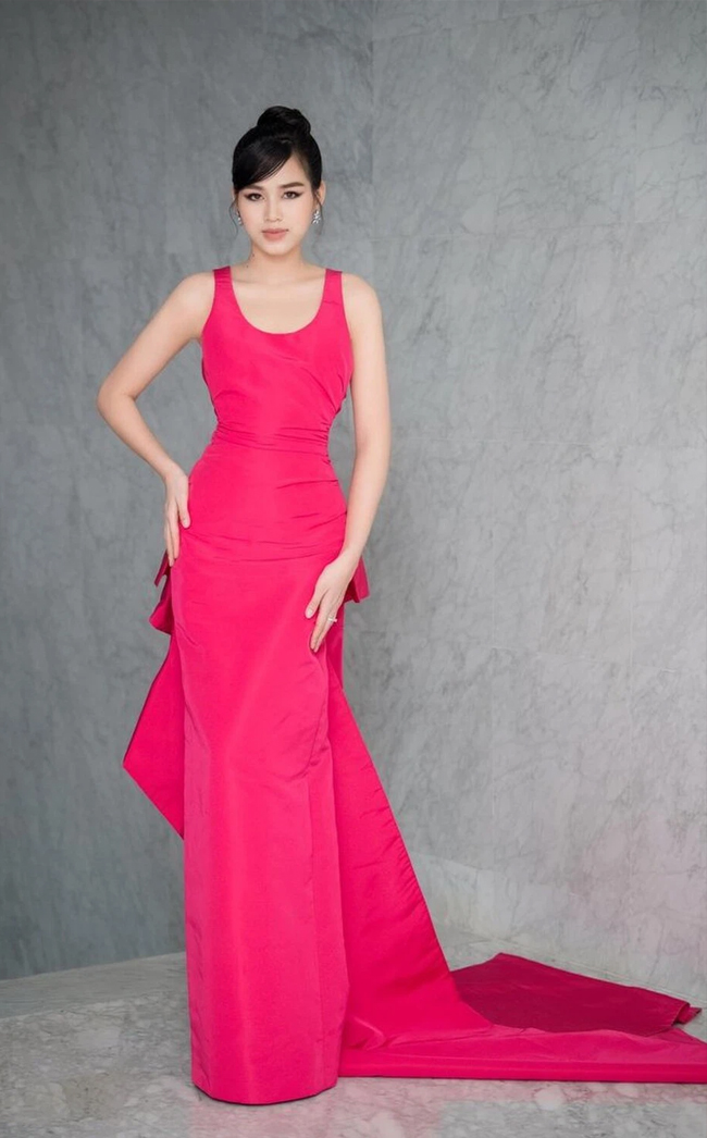 Cô diện thiết kế váy trơn, dáng tank top ôm sát đường cong cơ thể, cổ tròn, màu hồng fuchsia, chất liệu taffeta của NTK Nguyễn Công Trí.

