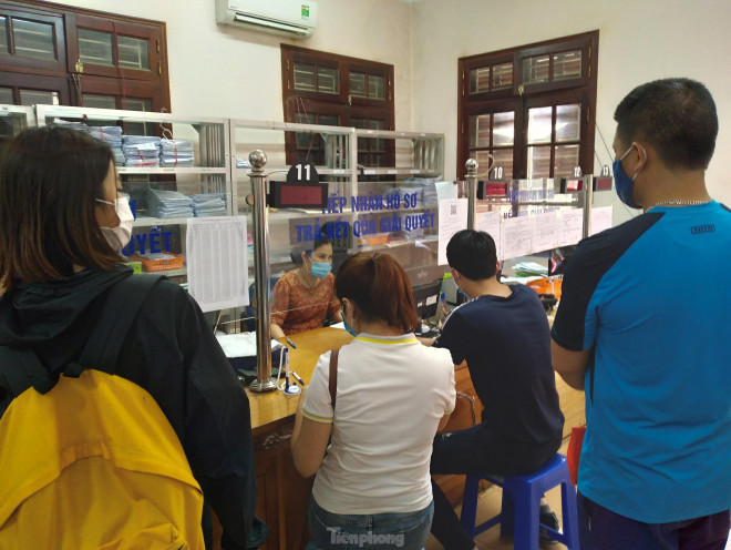 Dù cận ngày nghỉ lễ, người lao động đến làm thủ tục rút sổ BHXH 1 lần vẫn khá đông