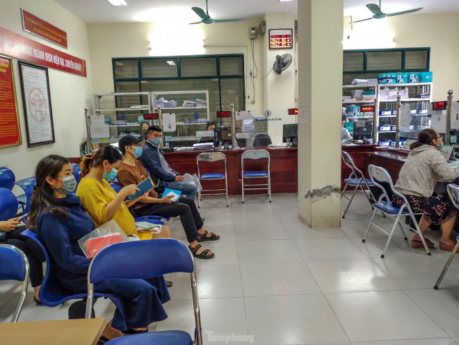 Người dân làm thủ tục rút sổ BHXH