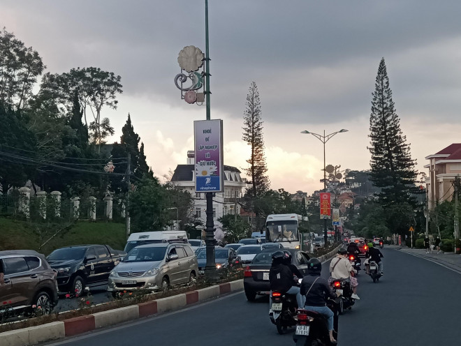 Đường 3 Tháng 4 hướng về trung tâm TP Đà Lạt thường xuyên ùn tắc