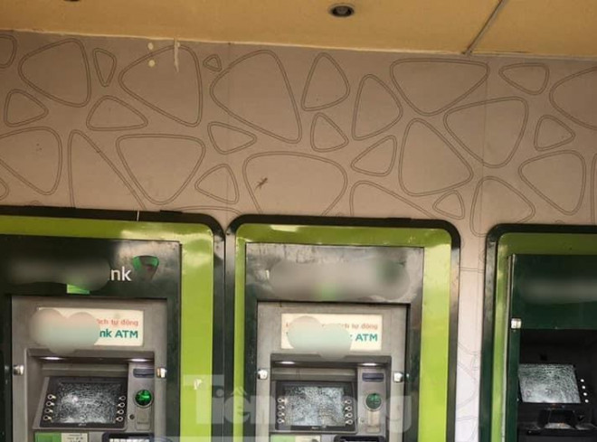 Cây ATM của ngân hàng Vietcombank bị đập phá