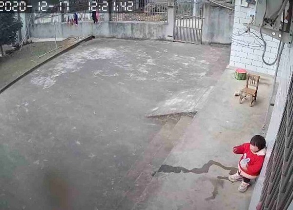 Bé 1 tuổi nhìn camera gọi bố mẹ liên tục, tưởng hành động vô ý nhưng sự tình làm ai nấy xót xa - 1