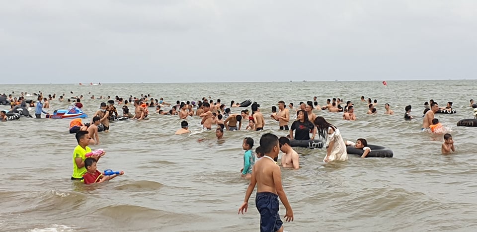 Chiều 1/5, bãi biển Sầm Sơn (Thanh Hoá) tiếp tục thu hút hàng nghìn người dân và du khách