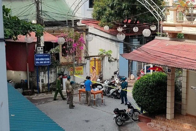 Lực lượng chức năng lập chốt kiểm soát việc đi lại của người dân tổ 4, phường Tân An, thị xã Nghĩa Lộ (Yên Bái).