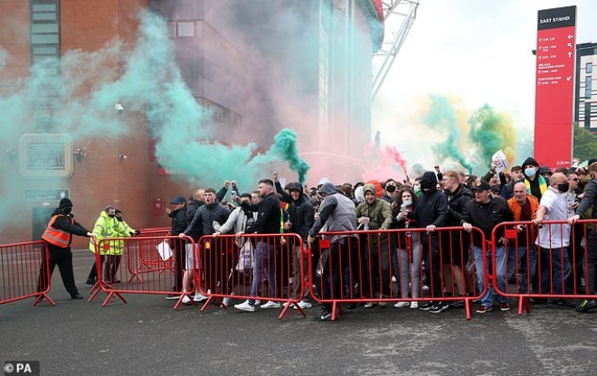 Trực tiếp bóng đá MU - Liverpool: CHÍNH THỨC HOÃN vì fan tràn vào Old Trafford làm loạn - 15