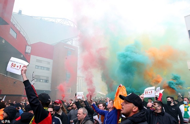 Trực tiếp bóng đá MU - Liverpool: CHÍNH THỨC HOÃN vì fan tràn vào Old Trafford làm loạn - 13