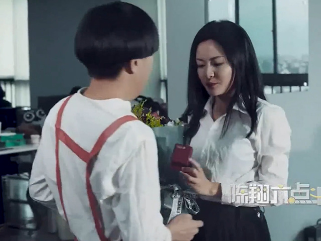 Cười 24H - Anh chàng nhờ người "cầu hôn" bạn gái và cái kết bất ngờ